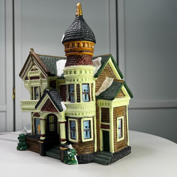 Santa's Workbench Talbot Place, Towne Series Christmas Village Building - 2000 - Picture 5 of 13